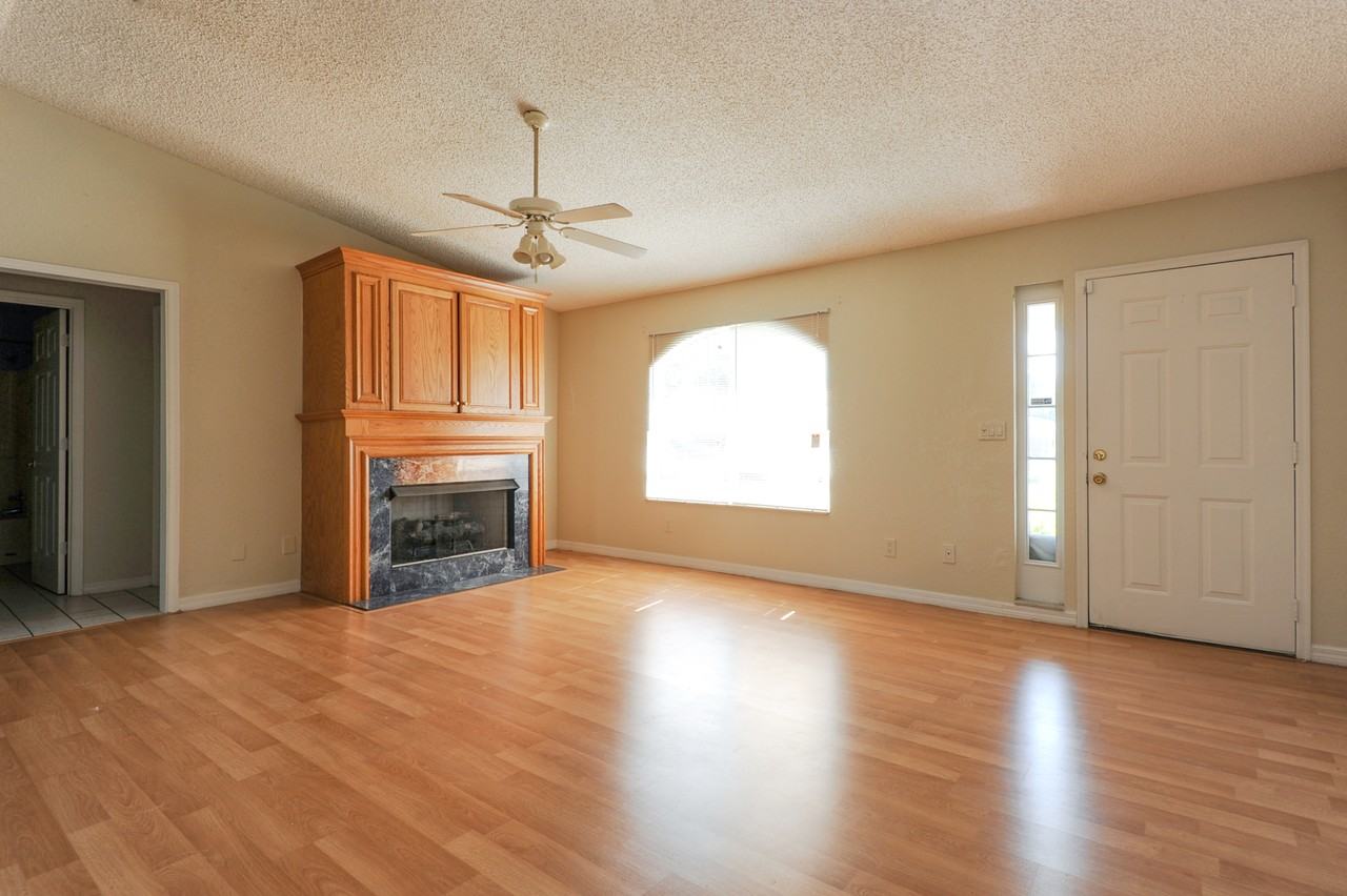 137 Rebecca Dr NE - Photo 2 of 11