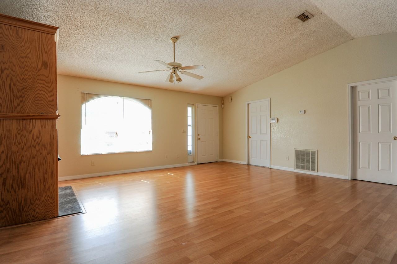 137 Rebecca Dr NE - Photo 3 of 11