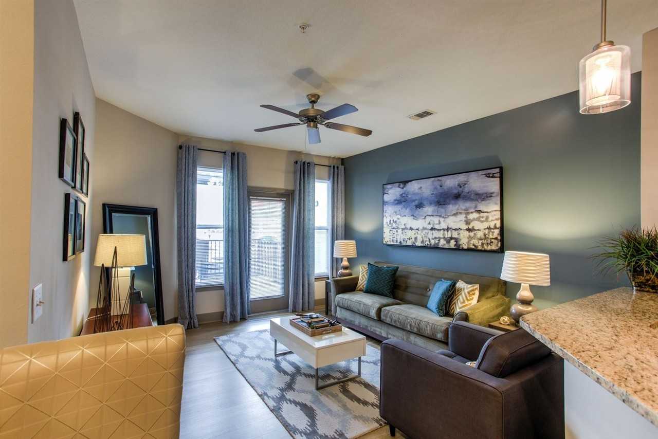 440 W Grant St - Photo 2 of 9