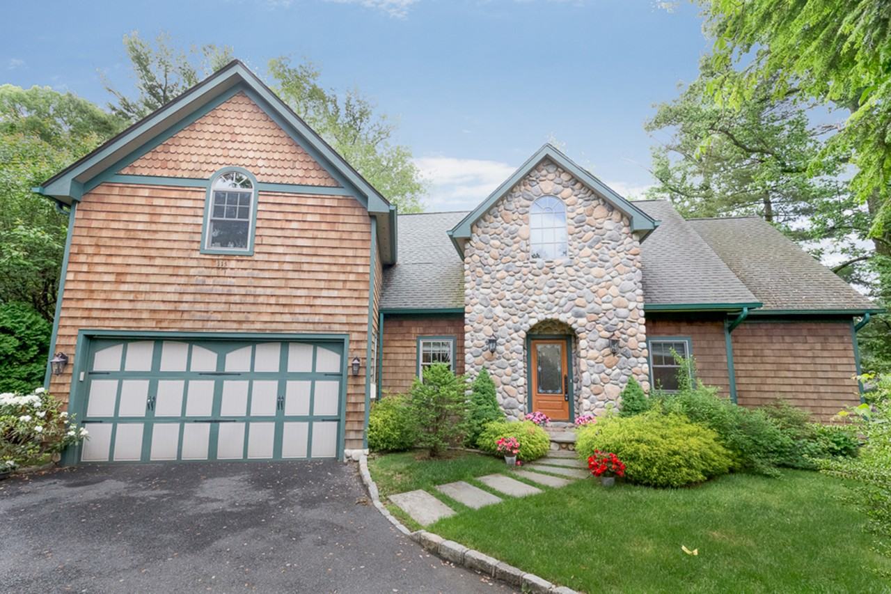 115 Lakeshore Dr - Photo 2 of 19