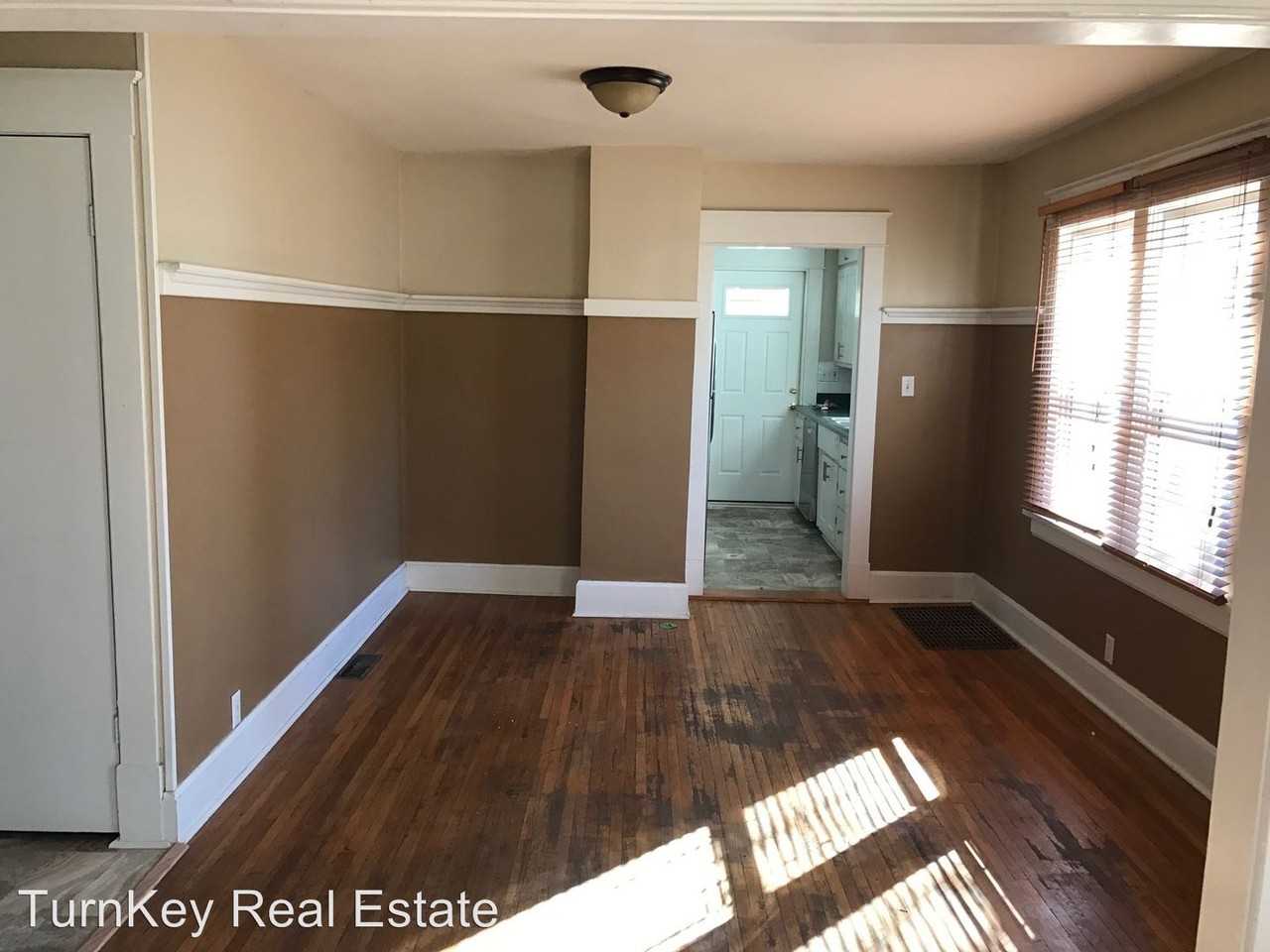 1130 S Roanoke Ave - Photo 2 of 14