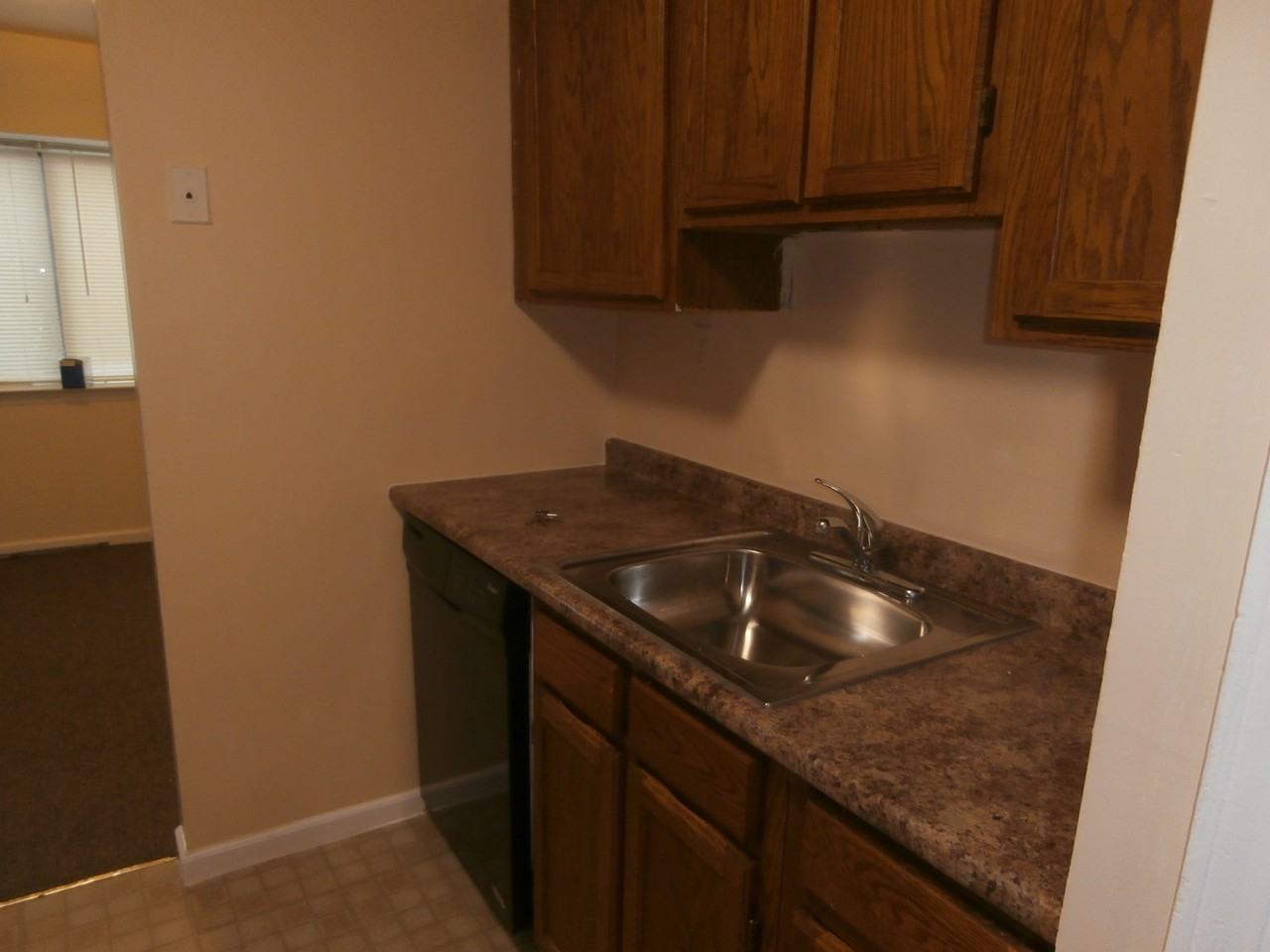 516 Kennedy Dr - Photo 3 of 9