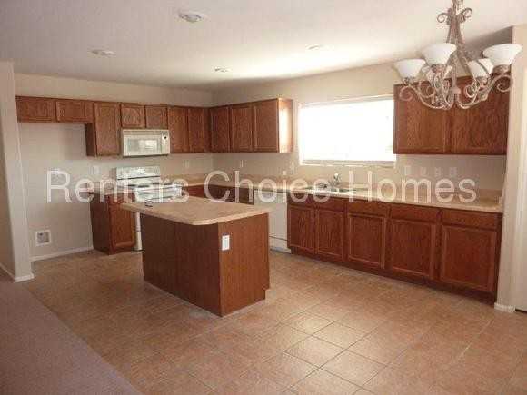 41735 Sunland Dr - Photo 2 of 12