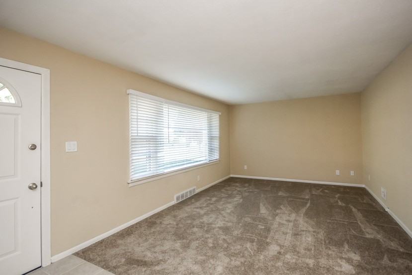 129 S Reedwood Dr - Photo 2 of 15