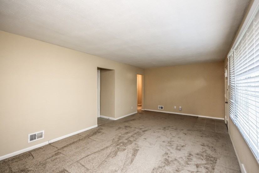 129 S Reedwood Dr - Photo 3 of 15