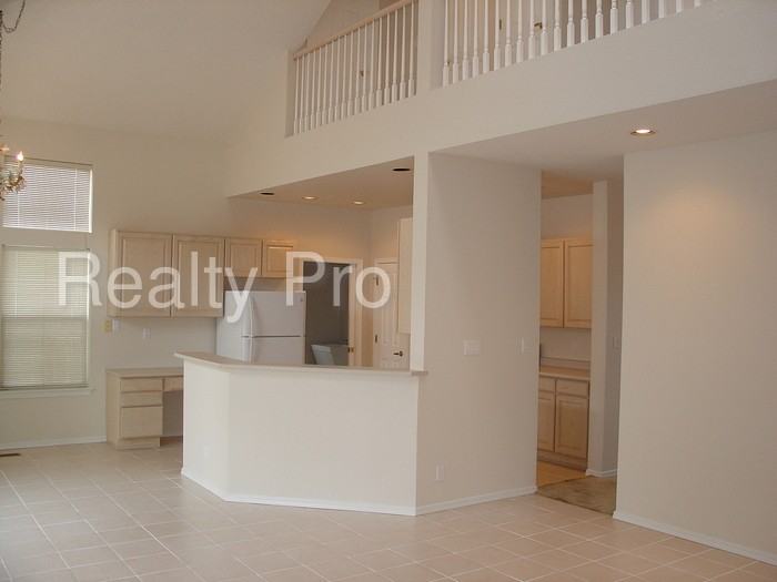 1419 Canyon Rim Dr NE - Photo 3 of 28