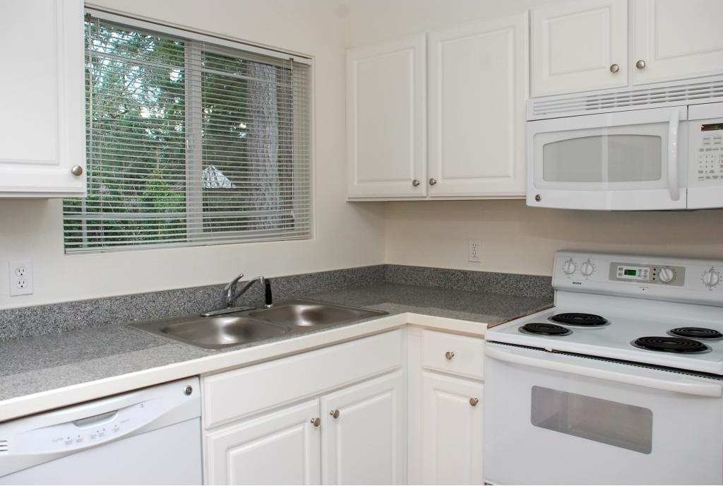 Clover Creek Manor - Photo 3 of 20