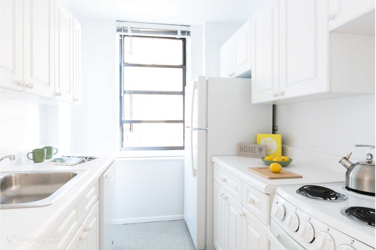 225 W 34th St #12A08