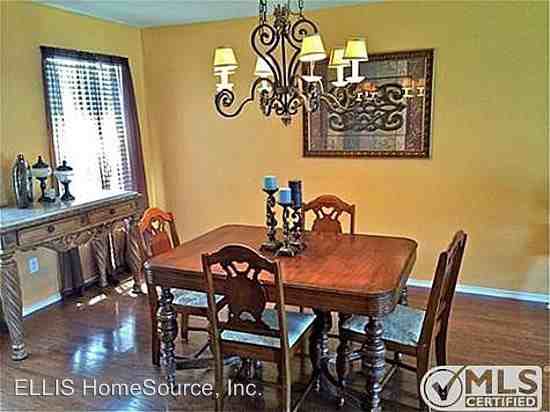 320 Blairwood Dr - Photo 3 of 9