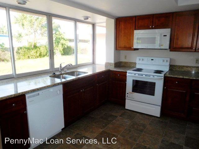 1067 SW 28th Ave - Photo 2 of 18