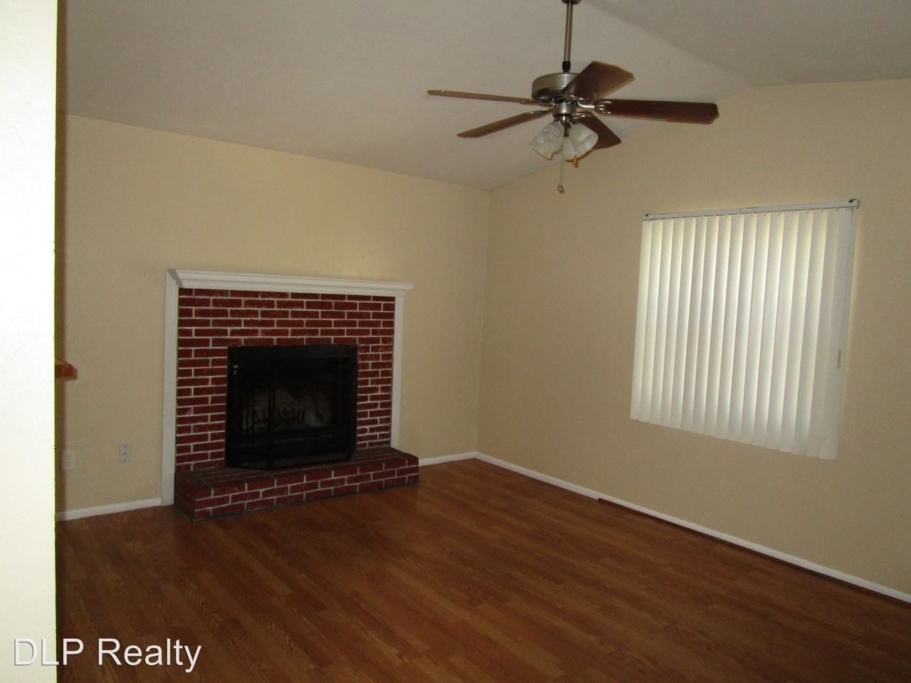 1413 Dexter Dr N - Photo 2 of 17