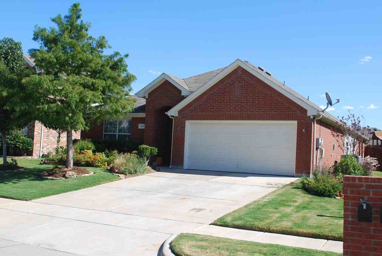 1017 Pebblecreek Dr - Photo 2 of 31