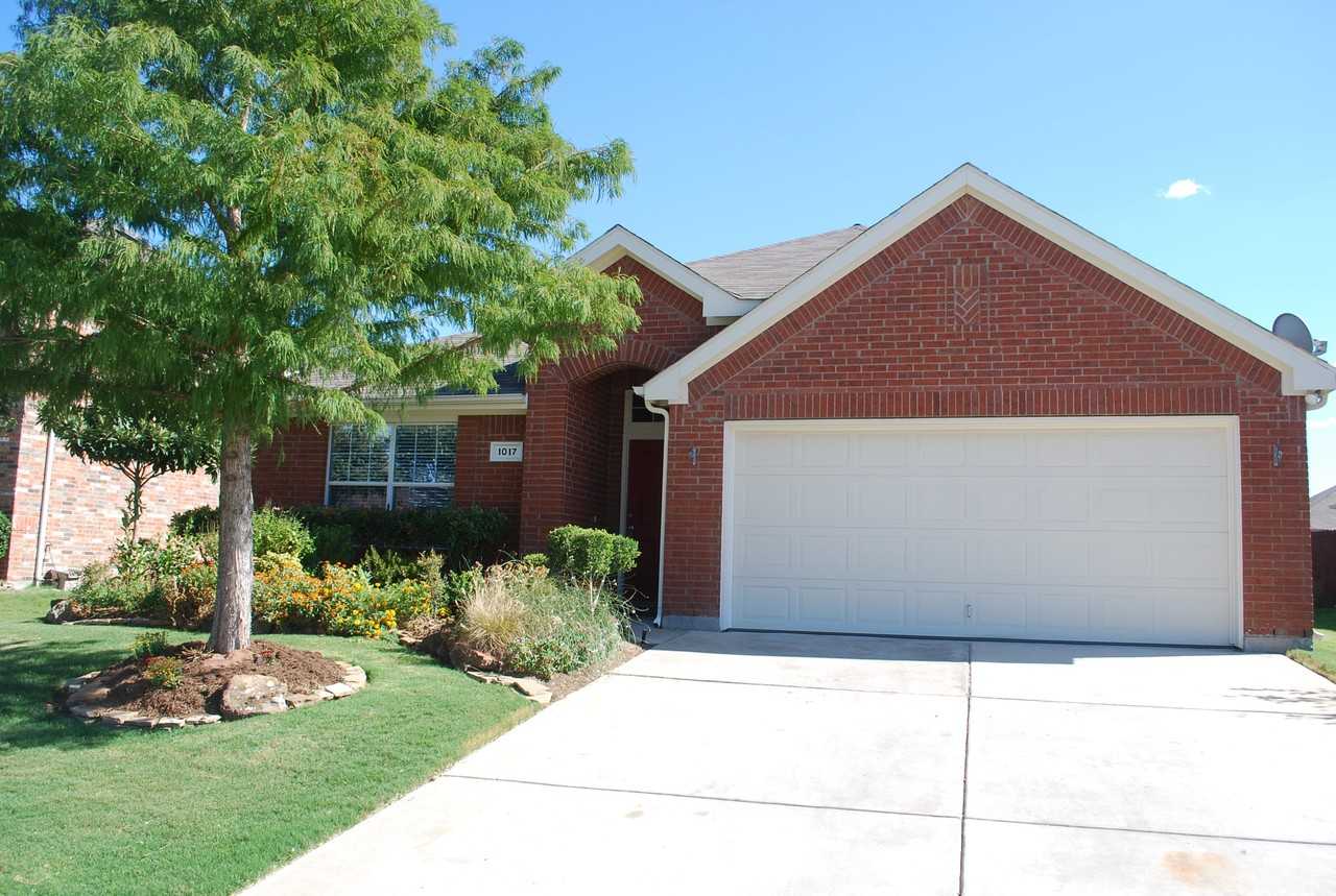 1017 Pebblecreek Dr - Photo 3 of 31