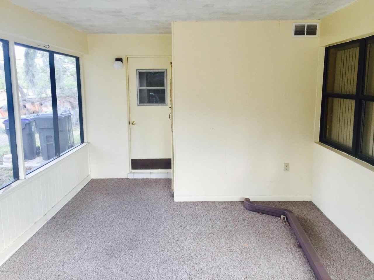 1220 Overlook Terrace - Photo 2 of 11