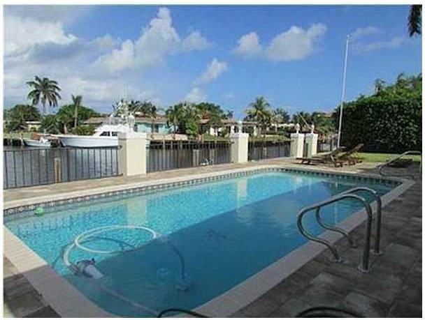 27 NE 27th St - Photo 2 of 8