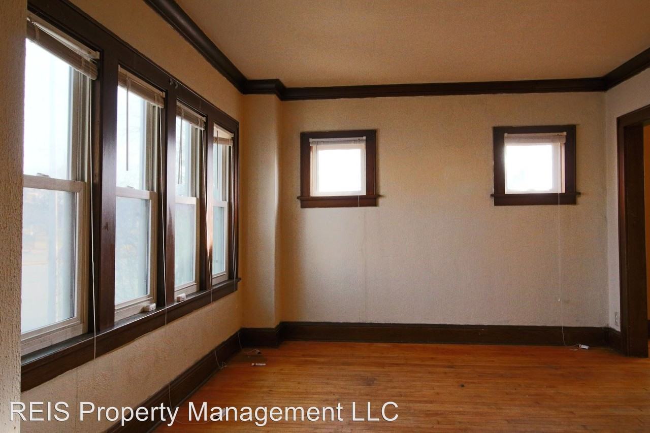 623 W Capitol Dr - Photo 2 of 12