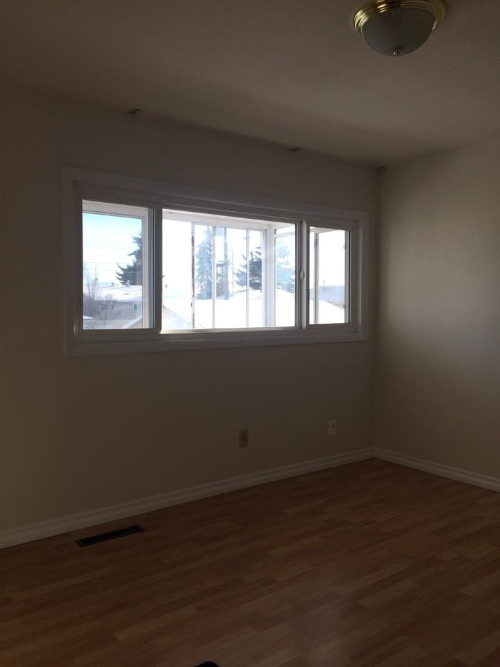 12729 89 St NW - Photo 3 of 9