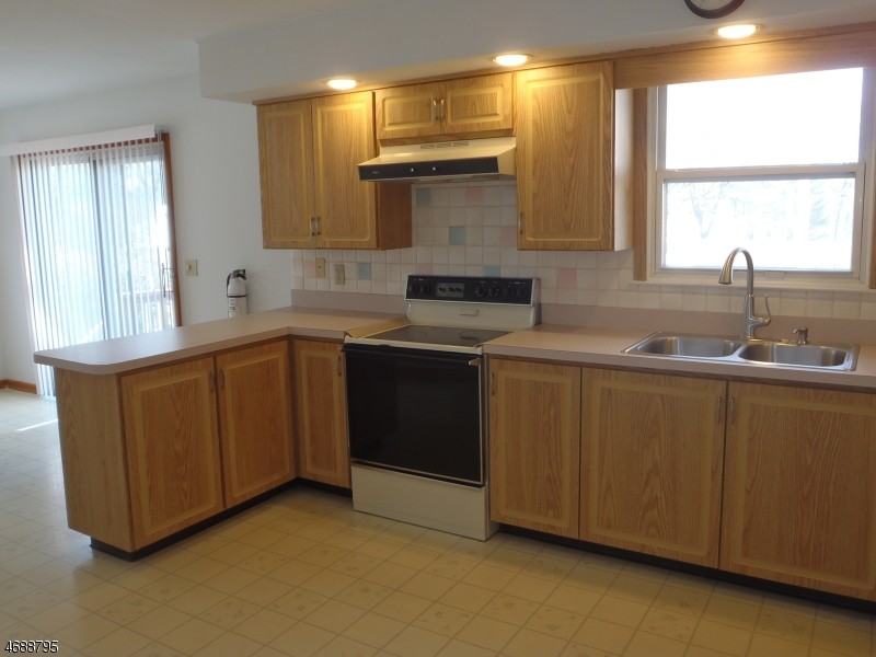 143 S Maryland Ave - Photo 3 of 16