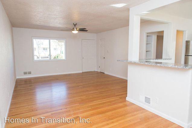 805 Dakota St SE - Photo 3 of 12
