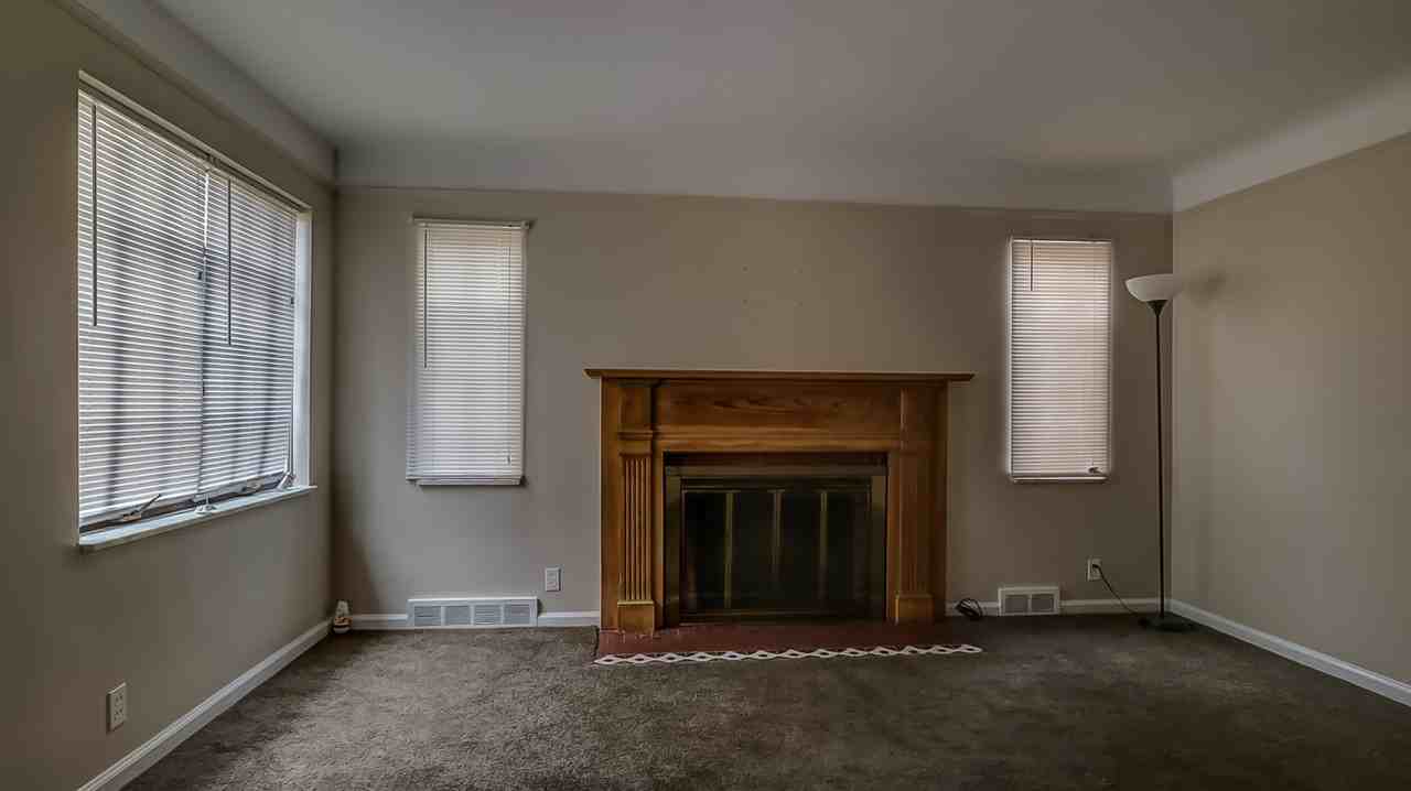 25411 Pembroke Avenue - Photo 3 of 20