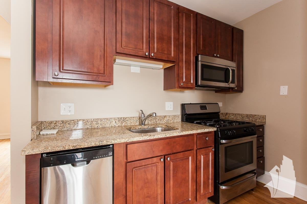 N Hoyne Ave & W Ainslie St