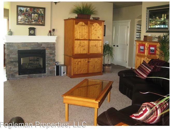 270 NE Lightning St - Photo 3 of 23