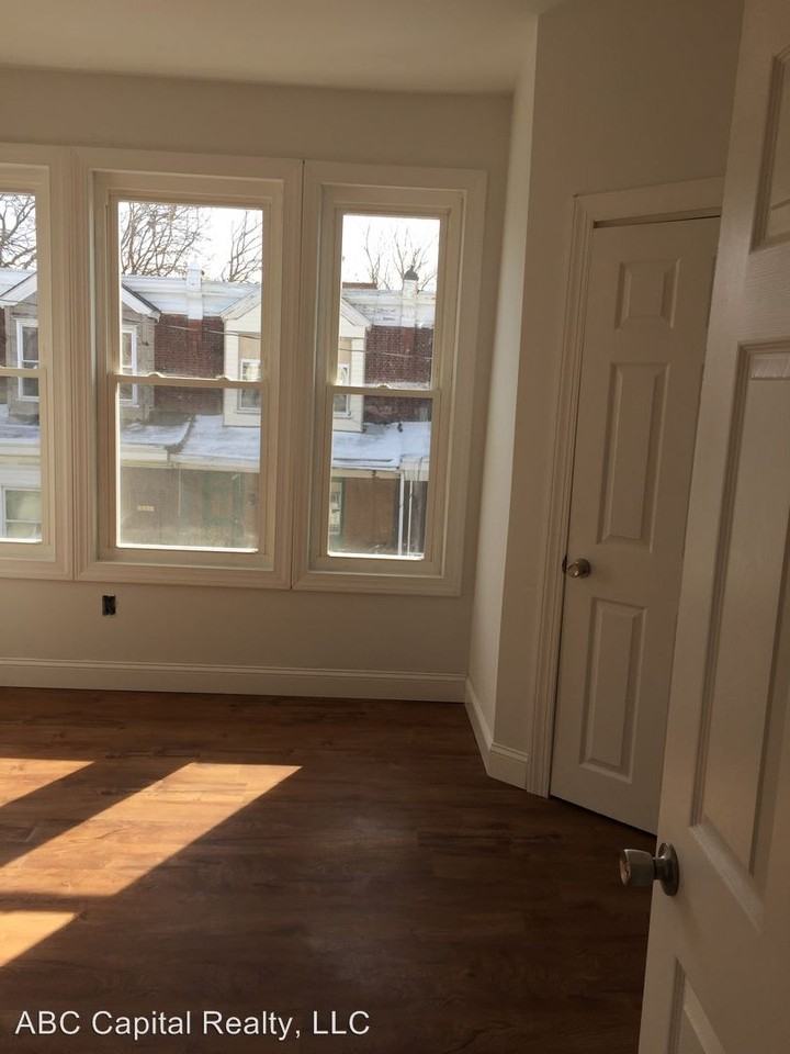 6069 Regent St - Photo 3 of 11