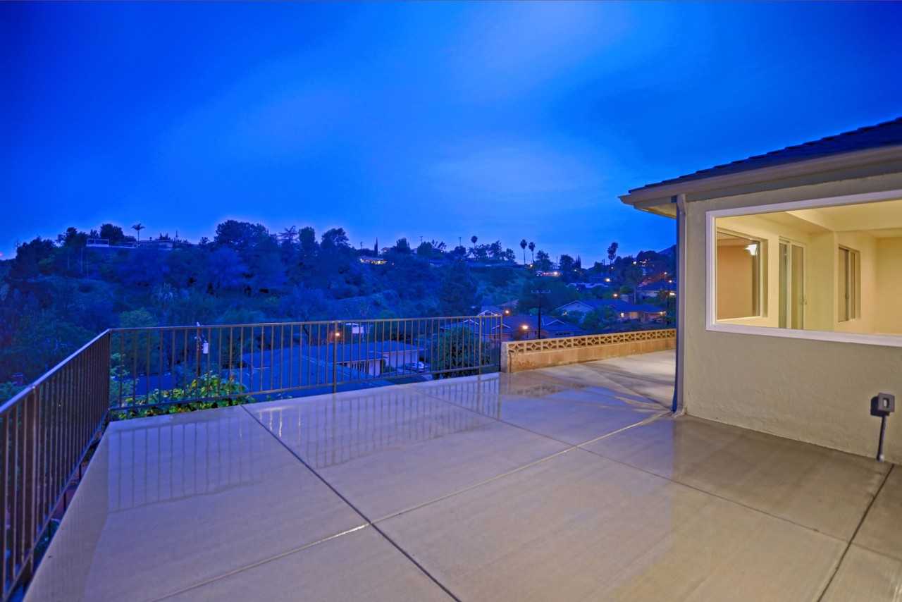 685 Corwin Ave - Photo 2 of 23