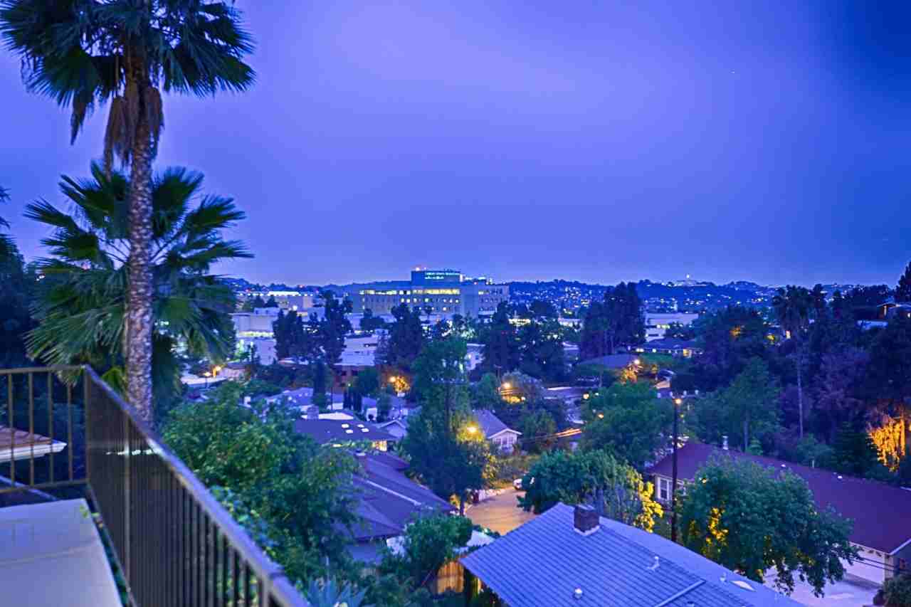 685 Corwin Ave - Photo 3 of 23