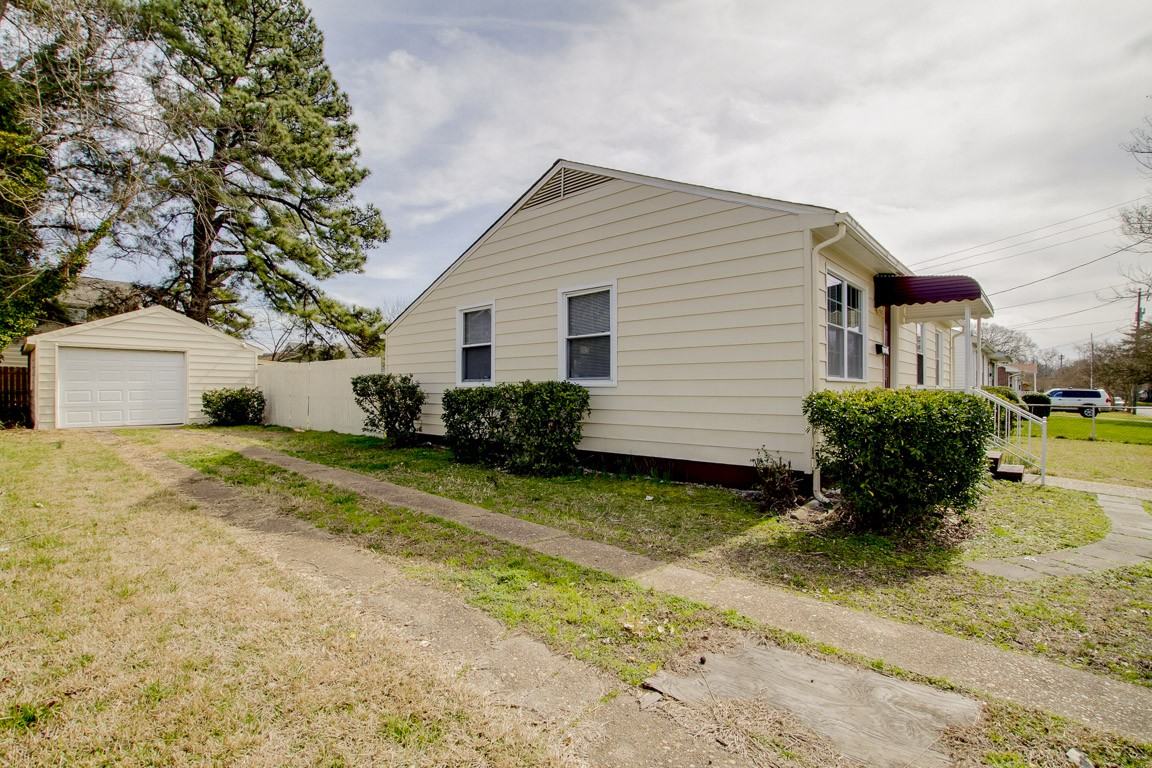 7020 University Dr - Photo 3 of 23