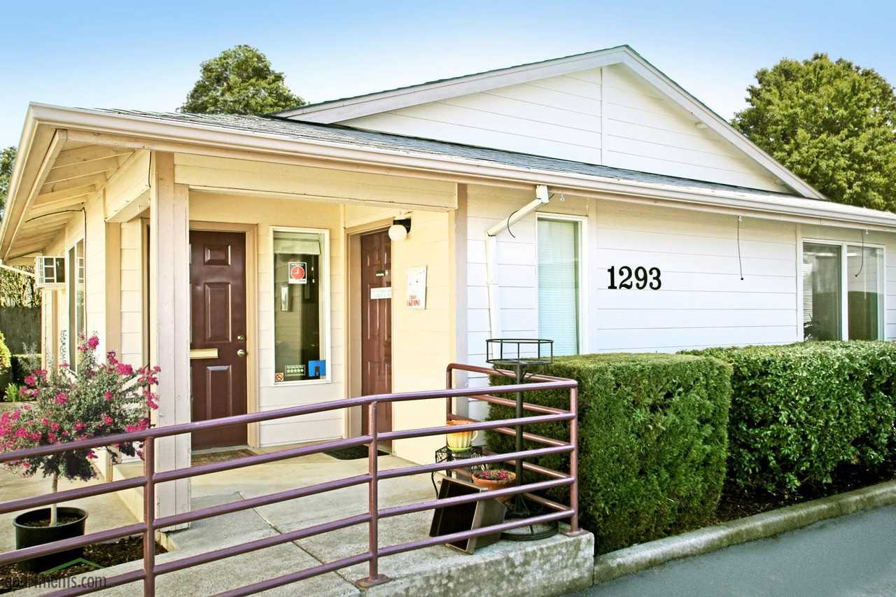 South Pointe Apartments - Photo 2 of 8