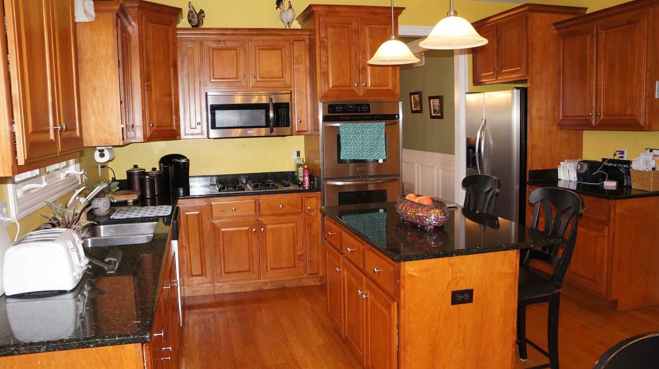 1312 Seaton St - Photo 2 of 31