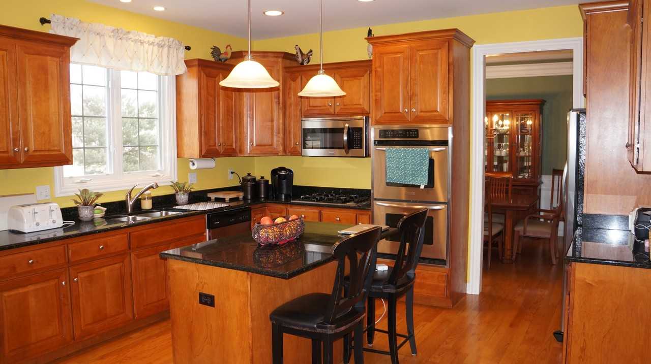 1312 Seaton St - Photo 3 of 31