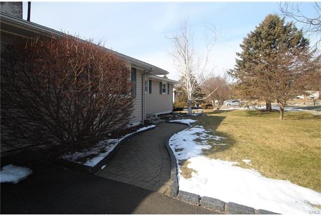 26 Middleton Dr - Photo 3 of 25