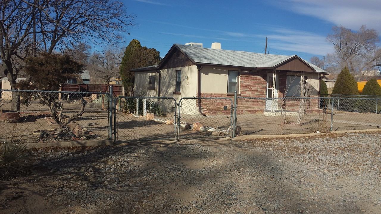 1127 Catalpa St - Photo 2 of 10