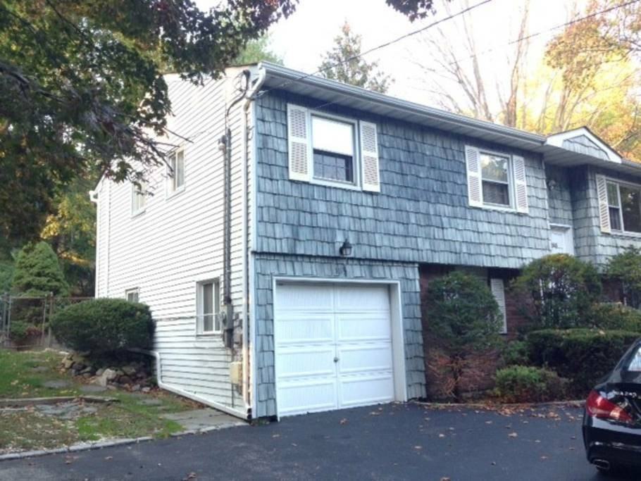 185 Woodbury Rd #1 - Photo 2 of 8