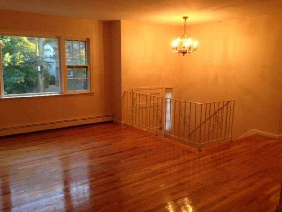 185 Woodbury Rd #1 - Photo 3 of 8