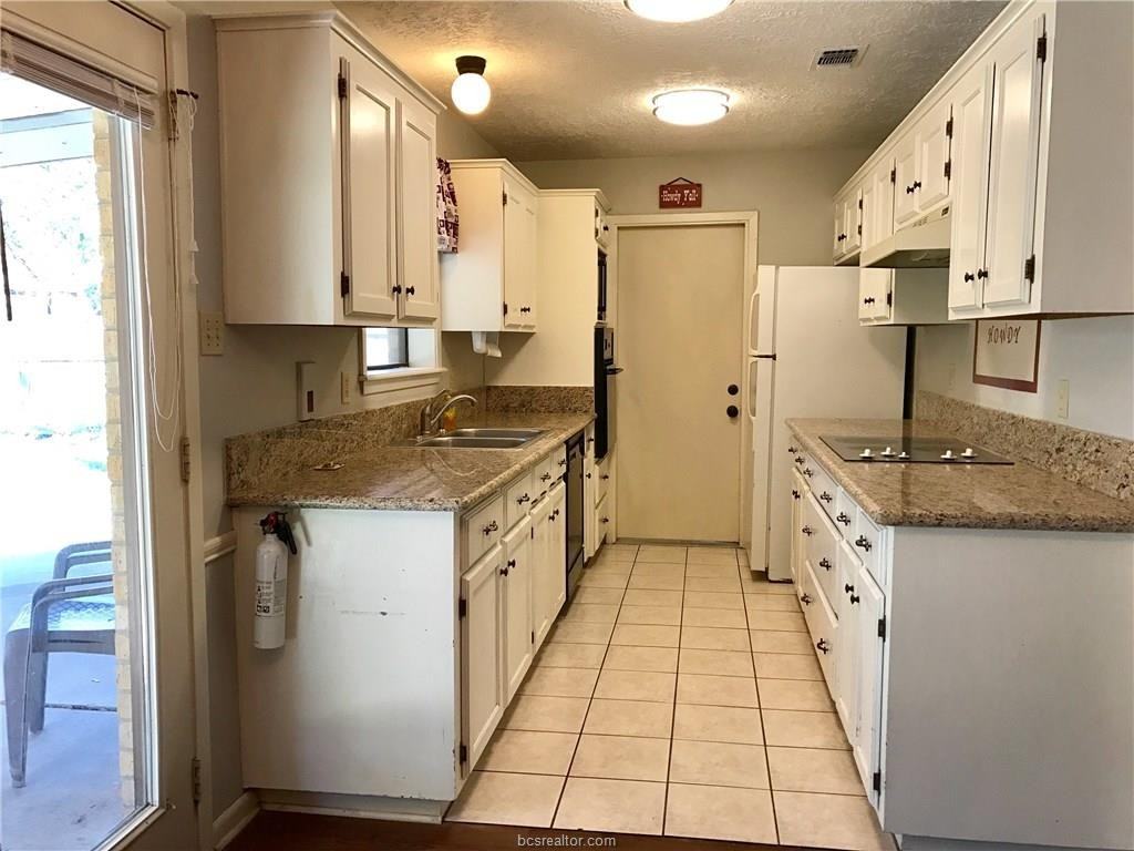 401 Princeton Cir - Photo 2 of 24