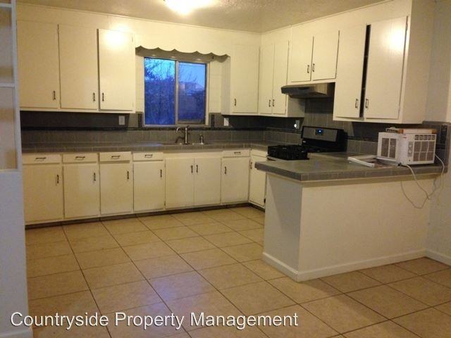 7440 Lander Ave - Photo 2 of 14