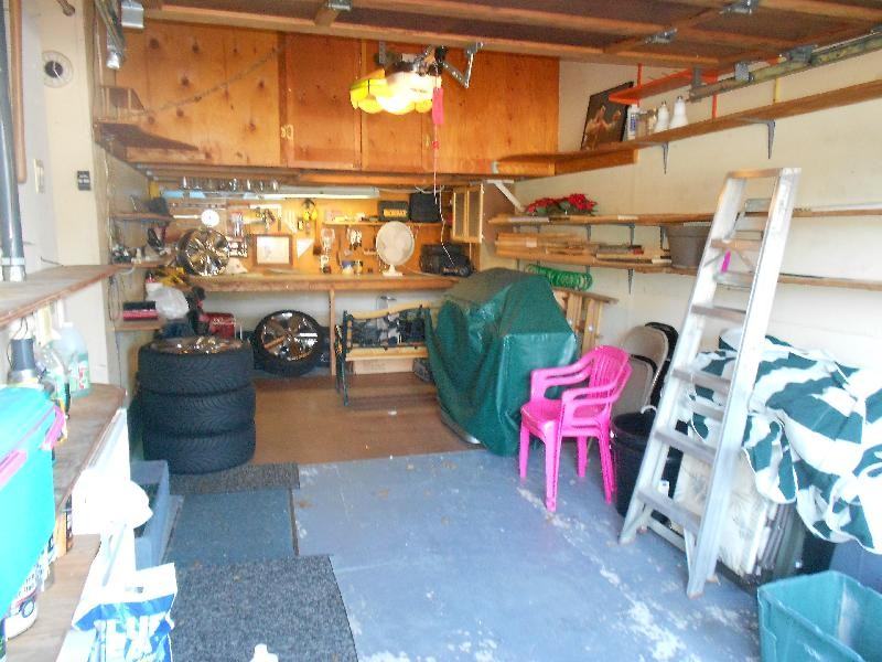 2046 Pine St - Photo 3 of 13