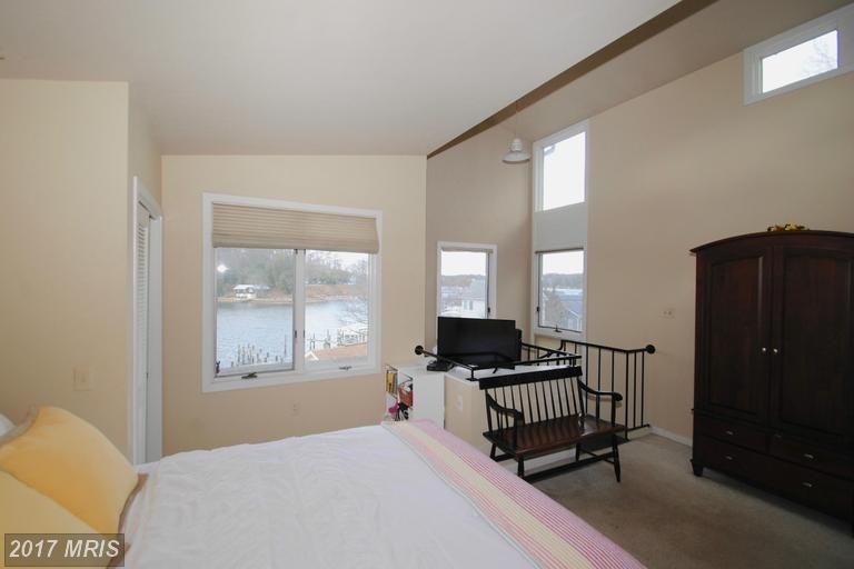 692 N Riverside Dr - Photo 3 of 26