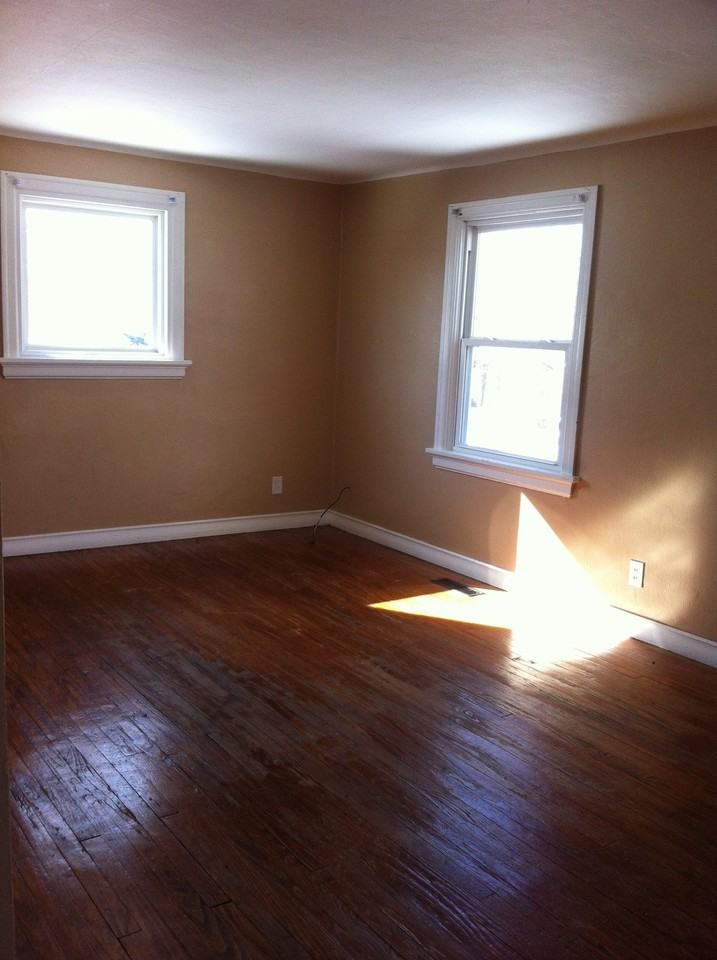 2142 Penfield Ave - Photo 3 of 6