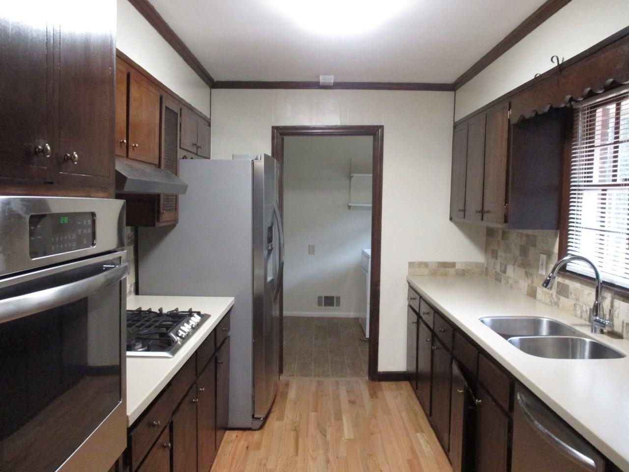 1794 Glenview Drive Southwest - Photo 2 of 4