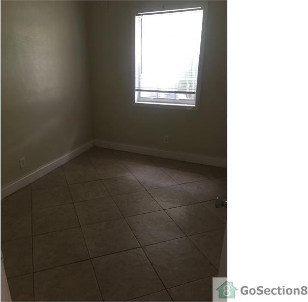 1617 NW 5th Ave - Photo 3 of 3