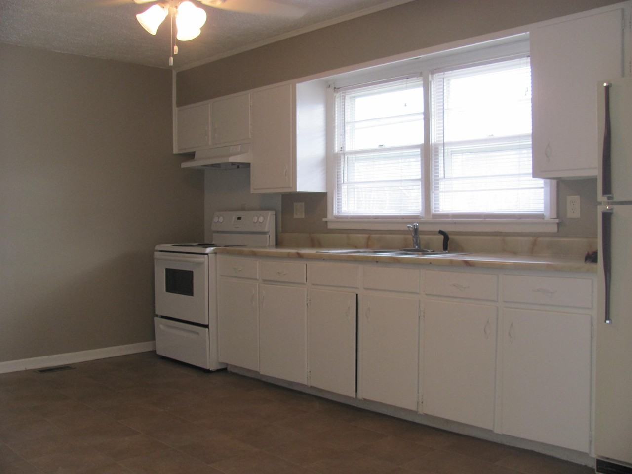 901 Dooley Ave - Photo 3 of 14