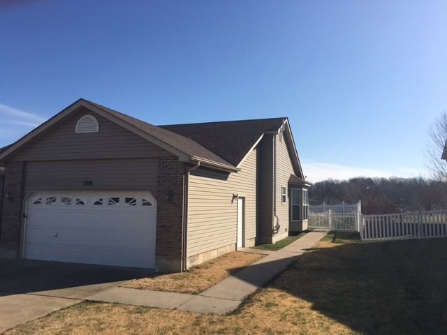 2106 Prairie Glen Dr - Photo 2 of 17