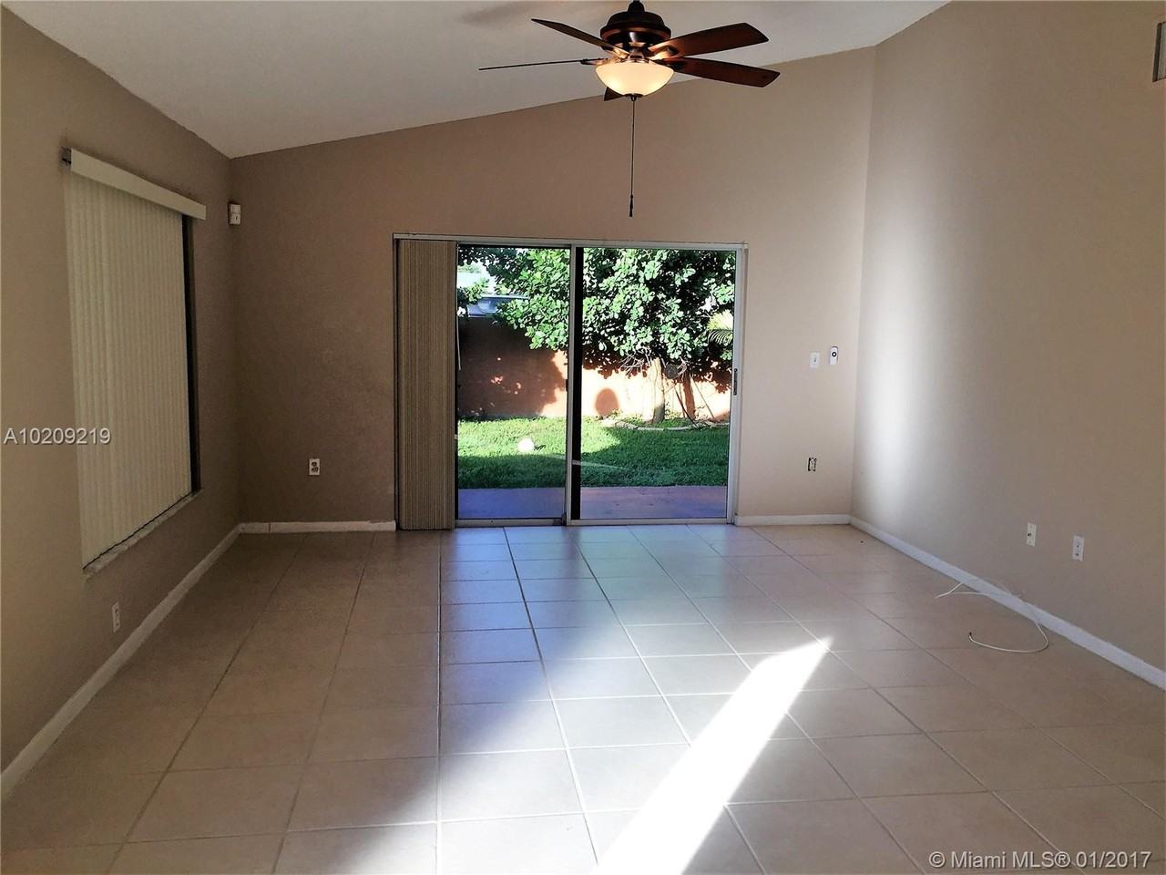 951 SW 111th Way - Photo 3 of 8