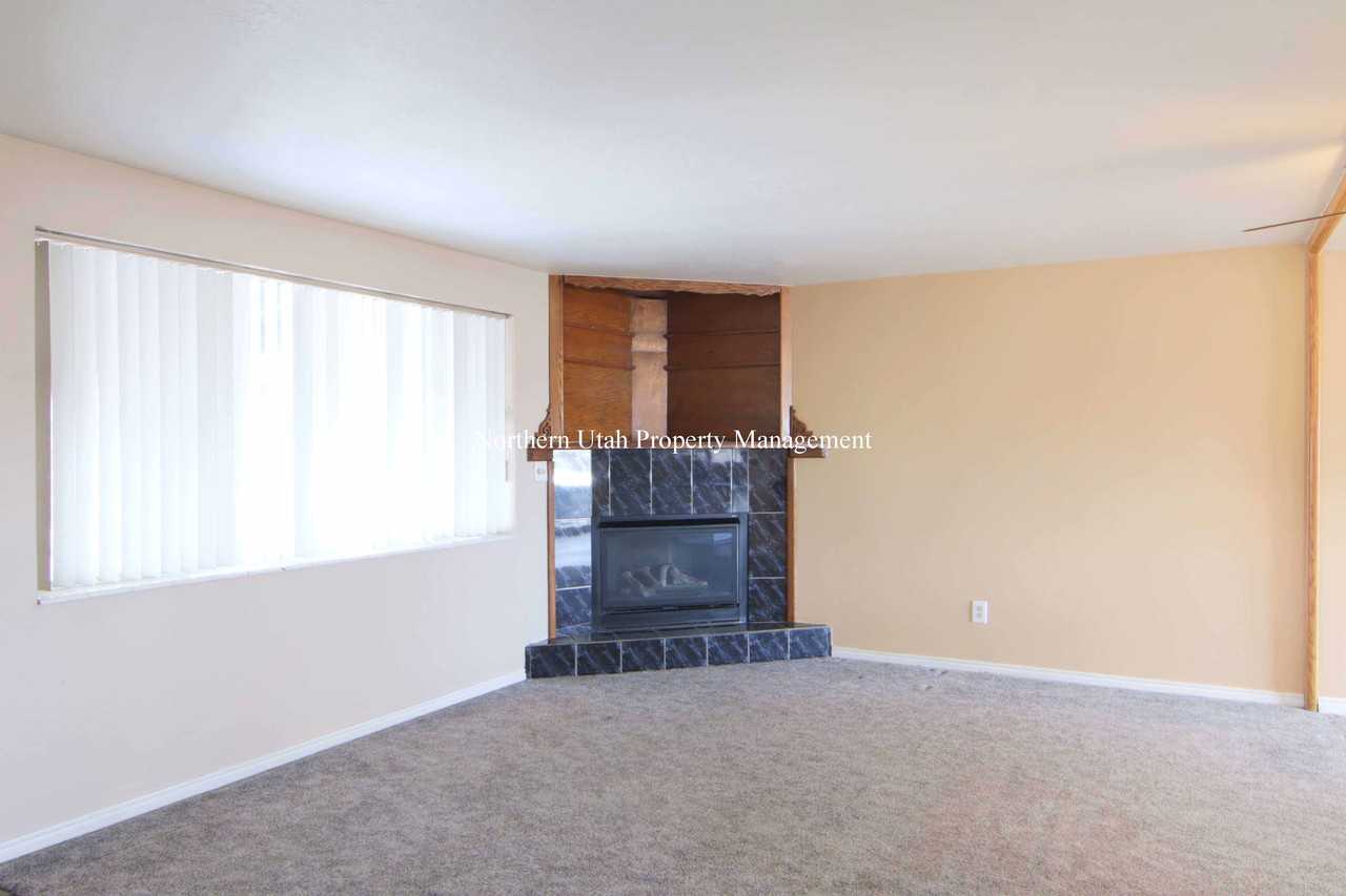 2439 W 1900 N - Photo 3 of 29