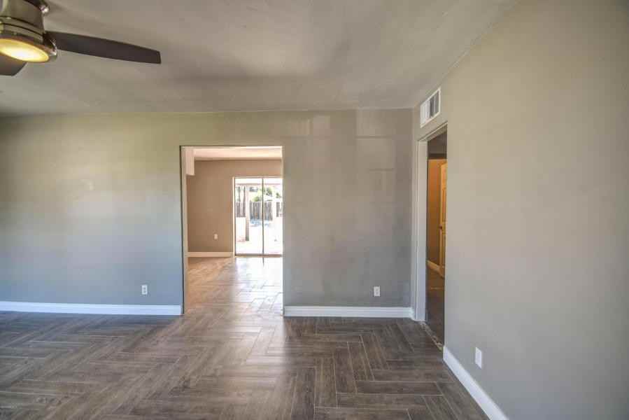 1923 W Mitchell Dr - Photo 2 of 26