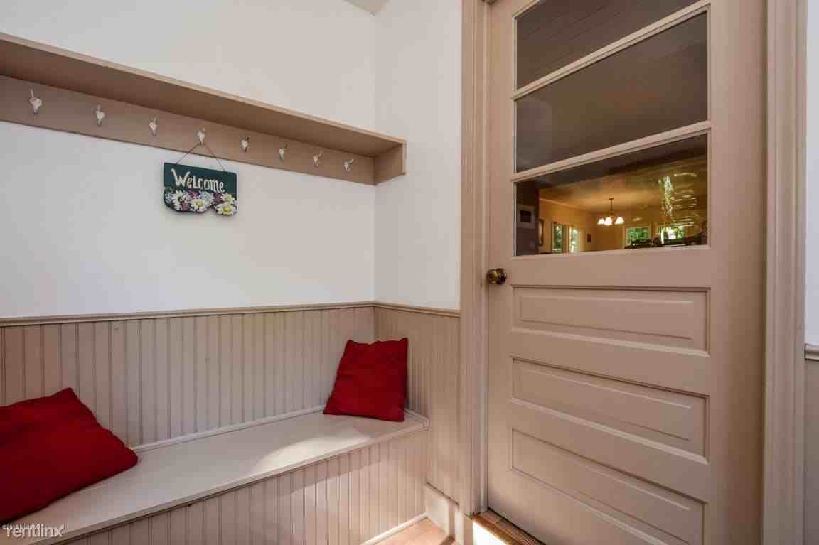 10909 Bennett St SE - Photo 2 of 10